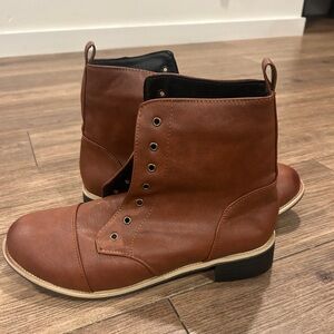 Men’s Brown Lace-Up Boots Size 44  Never Worn